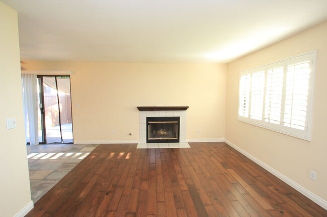 Building Photo - Charming 3-Bed, 2-Bath Single-Story Condo ...
