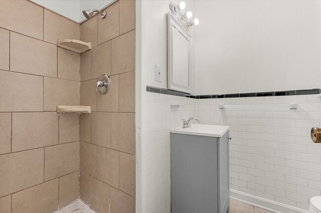 Building Photo - 611 Maude Ave