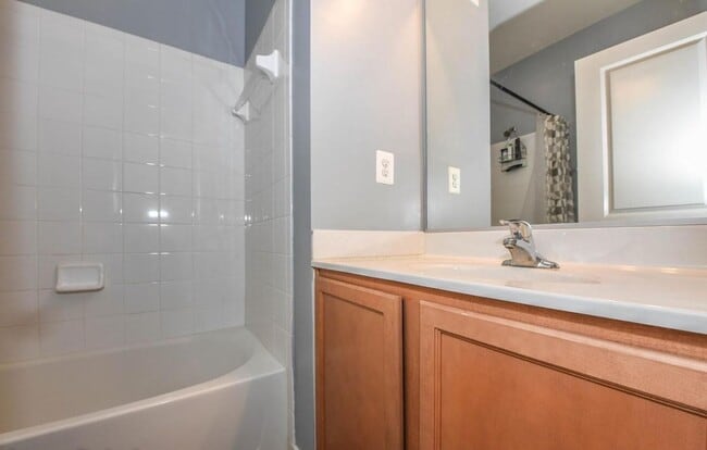 Building Photo - Stylish townhouse in ideal Frederick locat...