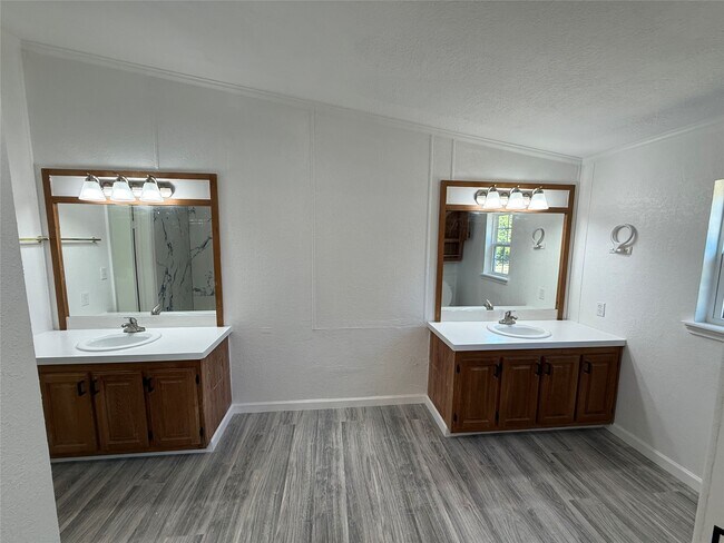 Building Photo - 10621 Parker Dr