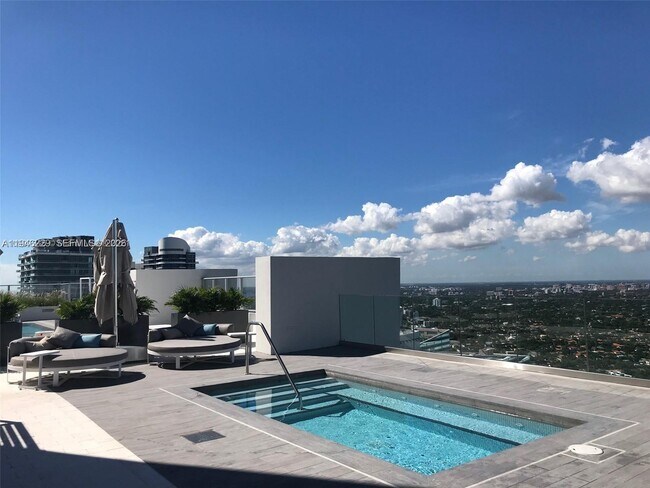 Building Photo - 1010 Brickell Ave