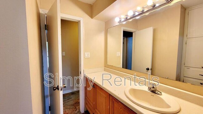 Building Photo - 2614 Tanglewood Dr