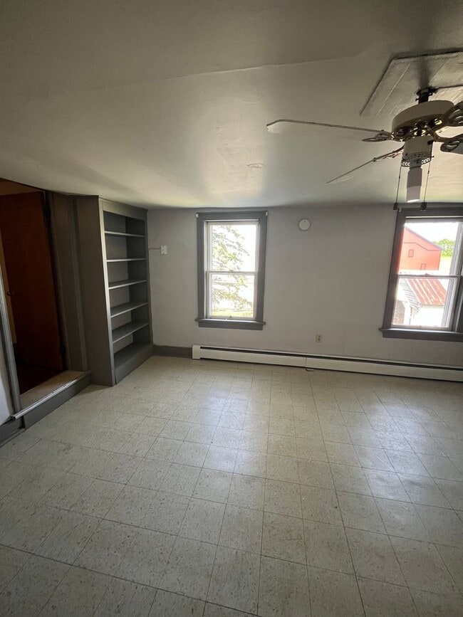 Building Photo - Spacious 3-Bedroom Farmhouse for Rent – Pe...
