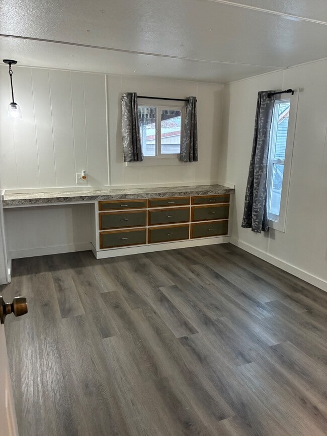 Building Photo - 511 S H St