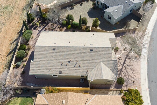 Building Photo - Lower price! Beautiful 2 bed + den, 2 bath Home Located in Quailwood!