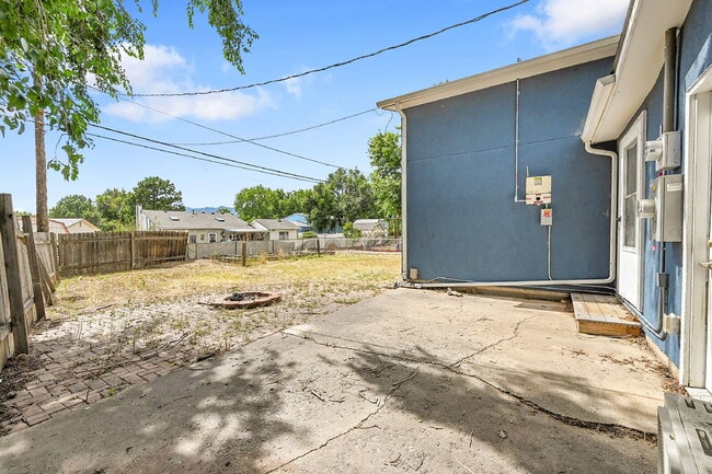 Building Photo - $1,895.00, 3 bed, 2 bath located in Fountain