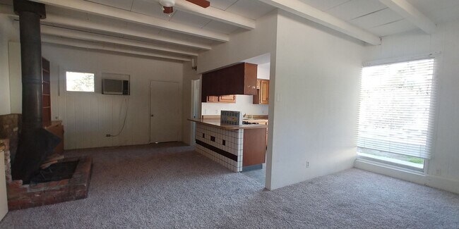 Building Photo - Studio backhouse in a quiet neighborhood.