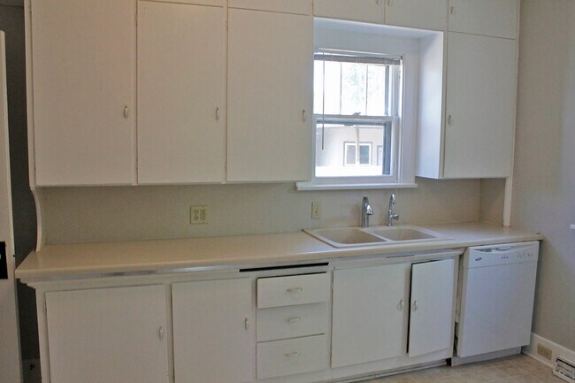 Building Photo - 502 12th Ave