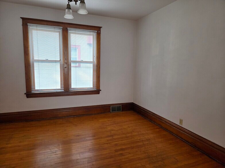 Room 3 - 505 8th Ave SE