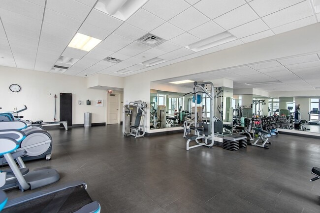 Building Photo - 10 E Delaware Pl