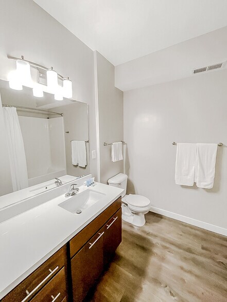 Building Photo - 1400 E Walnut St