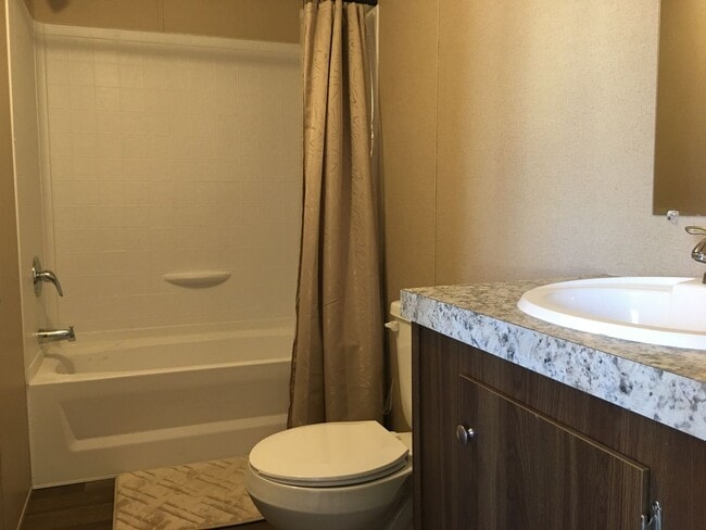Building Photo - 2-Bedroom Home, minutes Away from the Colo...