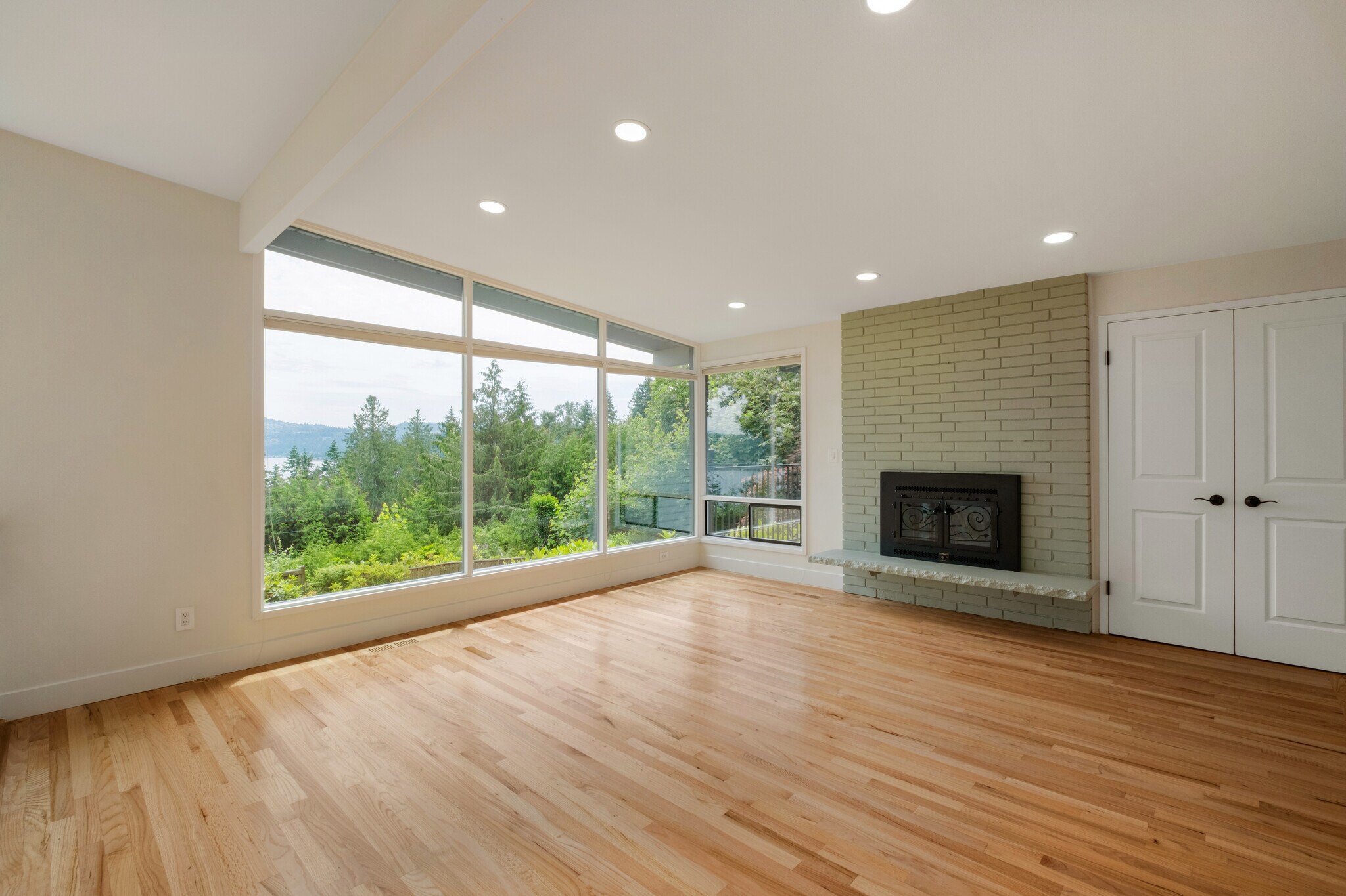 Building Photo - 639 W Lake Sammamish Pky NE