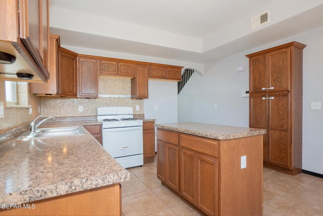 Building Photo - 3274 Maple Point Dr