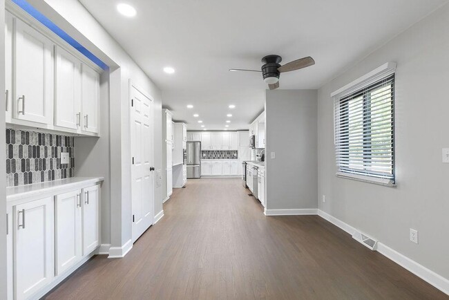 Building Photo - 554 Pointview Dr