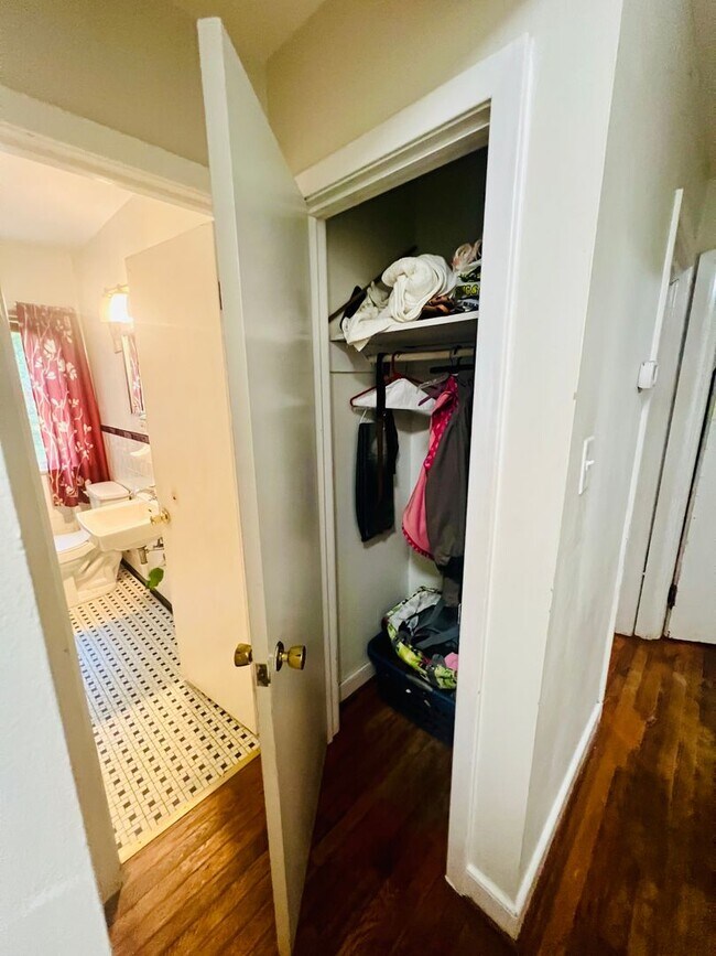 Building Photo - Beautifully Updated 3bdrm/1bth Ranch Style Home Located in the Glen Lea Area!