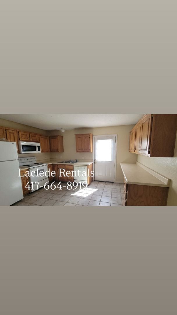 Building Photo - 2 BEDROOM 1 BATHROOM DUPLEX FOR RENT
