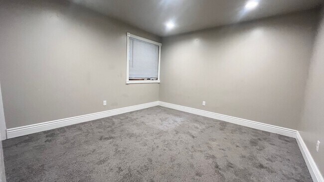 Building Photo - 1 Bedroom/1 Bathroom unit in South Ogden