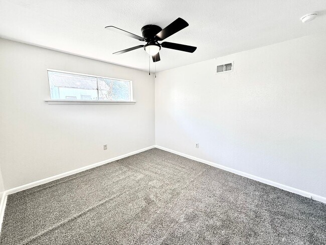 Building Photo - 325 Marilyn Dr