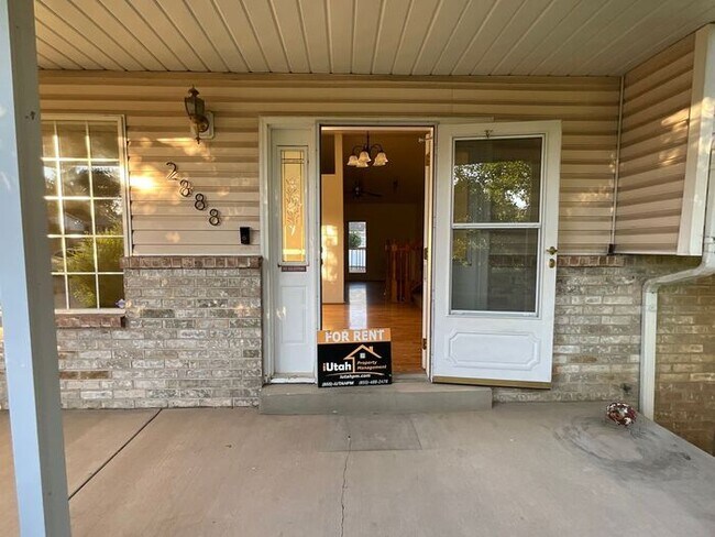 Building Photo - 4 Bedroom 2 1/2 Bath Home Oversized 2 Car ...