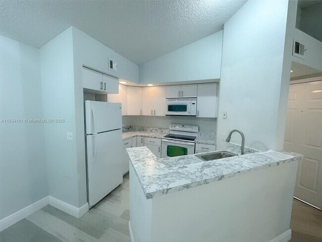Building Photo - 3310 Pinewalk Dr N