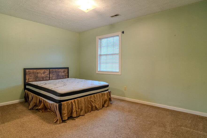 Master bed room - 3408 Springlake Dr