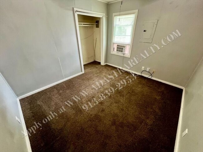 Building Photo - Cozy 2 Bed 1 Bath Duplex in OLATHE-Coming SOON!!