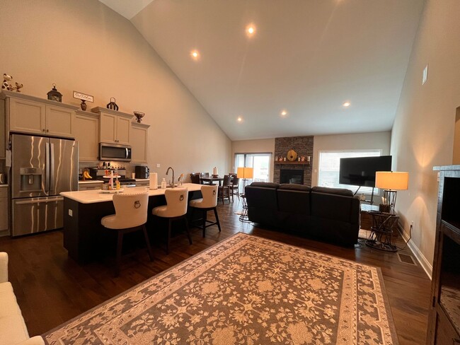 Building Photo - 4 Bedroom, 3.5 Bathroom Townhouse