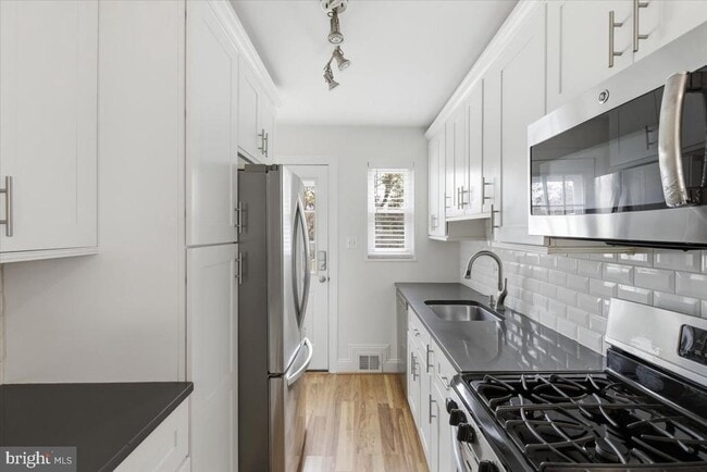 Building Photo - 4410 Vermont Ave