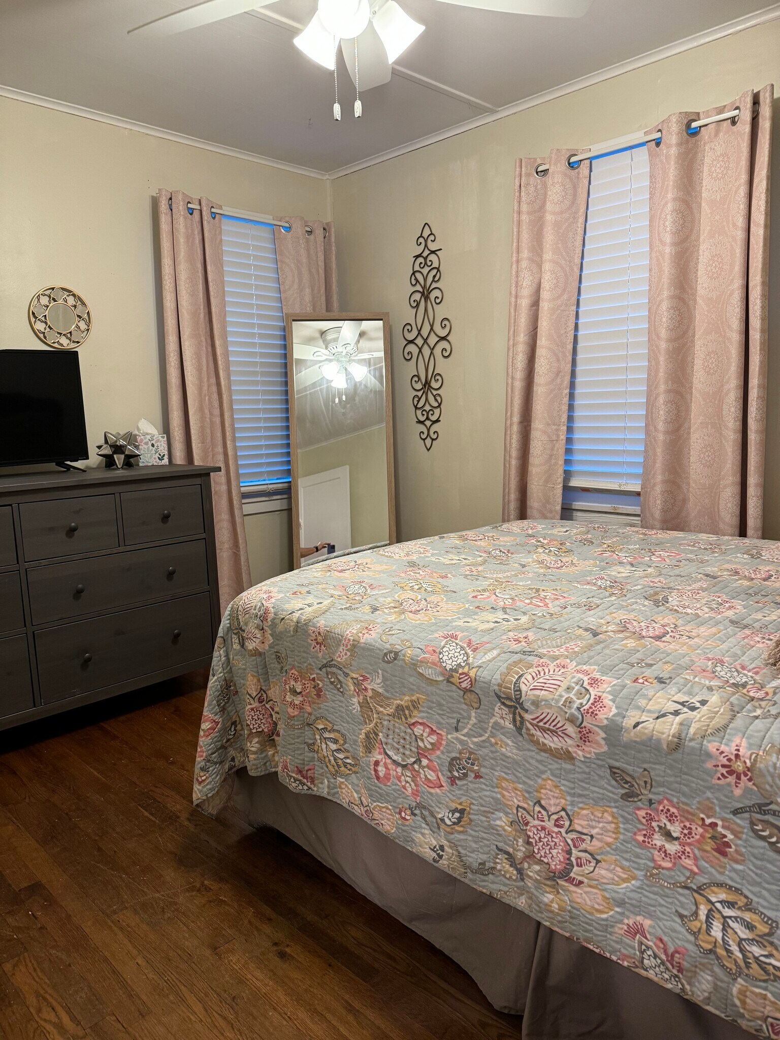 Bedroom with queen bed - 1104 Kenwood Ave