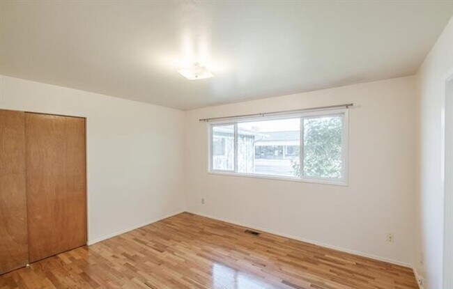 Building Photo - Charming One-Level Home with Private Yard ...