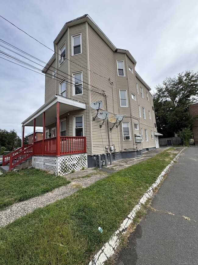 Building Photo - 100 Amity St