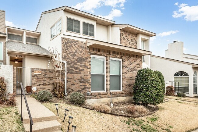 Building Photo - 13109 Burninglog Ln