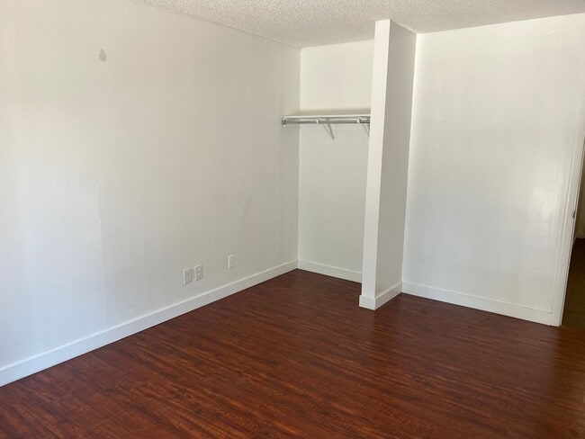 Building Photo - Amazing Room Downtown Renovated/Fireplace/Balcony/View