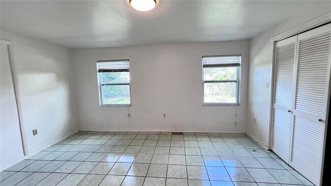 Building Photo - 2421 Laura Pl