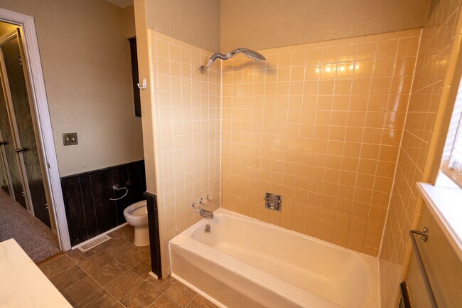 Building Photo - Spacious Backyard, 2 Car Garage, Close to NW Expressway!