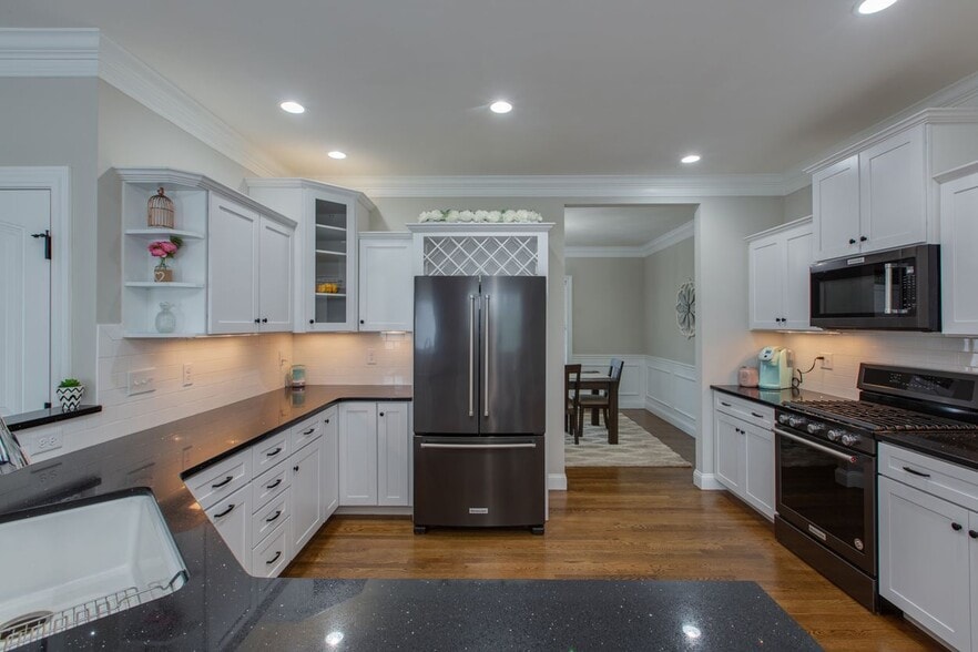 Building Photo - 301 Glen Forest Dr