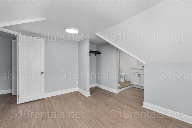 Building Photo - $850 - 1 bed 1 bath - Beautiful newly renovated Multi-family home located in Delano