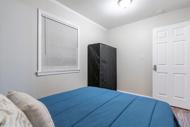 Building Photo - THE KNOLLVIEW | Spacious updated home just a 5-minute walk to bus 186, offering convenient and co...