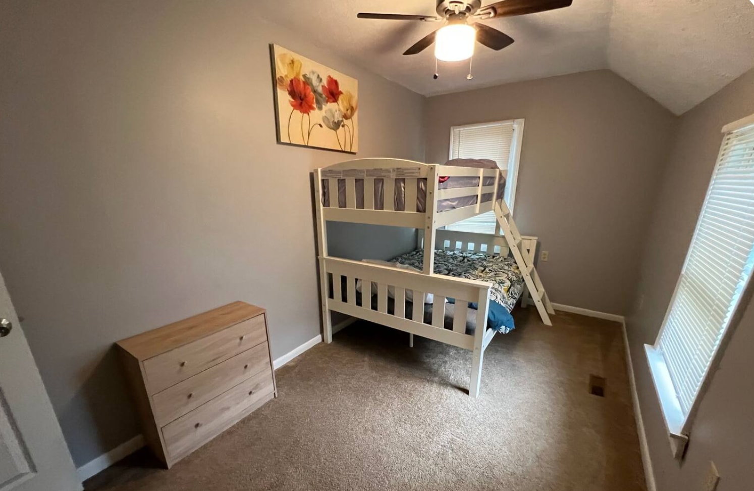 queen and twin bunkbed - 3712 Hyde Ave