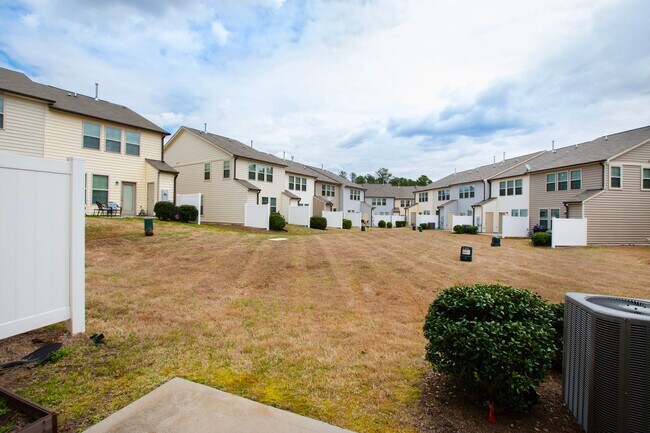 Building Photo - Modern Elegance in Brightleaf: 3-Bedroom Townhouse with Amenities Galore