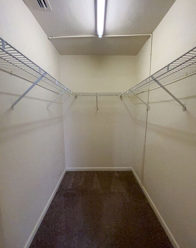 Building Photo - 2/2 Flat in Napier Oaks available Early August!