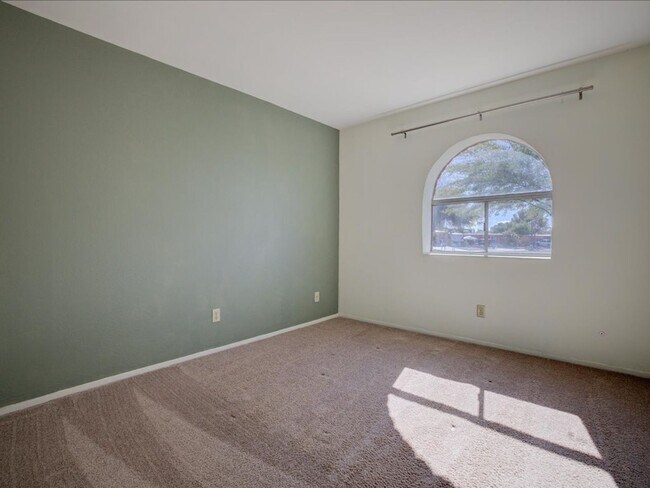 Building Photo - 3 Bedroom 2 Bathroom