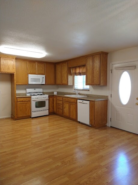 Building Photo - 7817 Clearview Dr