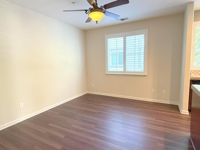 Building Photo - Modern End Unit Townhouse In Great Dublin ...