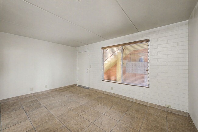 Building Photo - University/ Downtown- 1 bedroom first floor condo