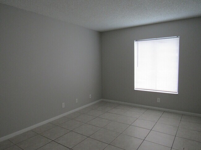 Building Photo - 703 Sunny Pine Way