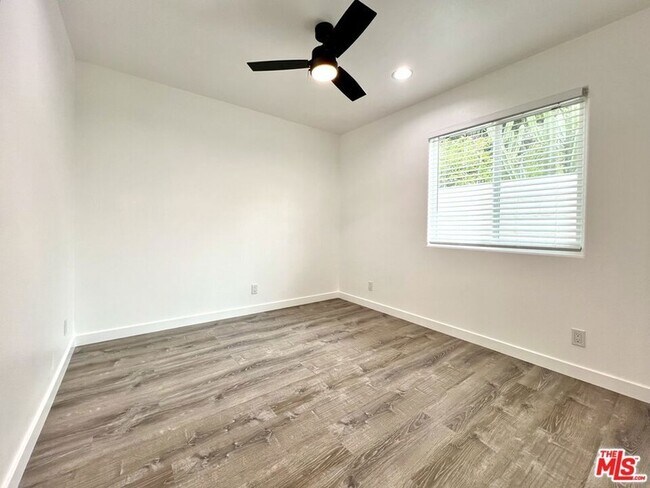 Building Photo - 2628 Beachwood Dr