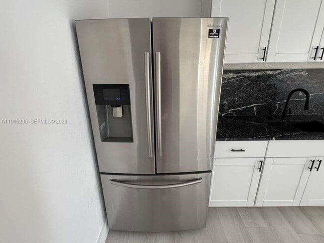 Building Photo - 230 E 56th St