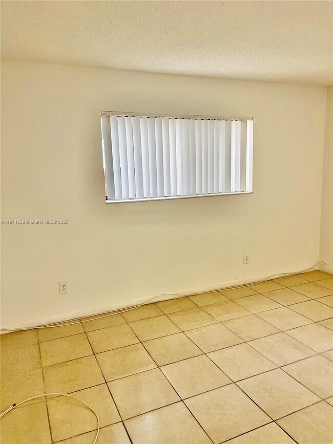 Building Photo - 6900 SW 39th St